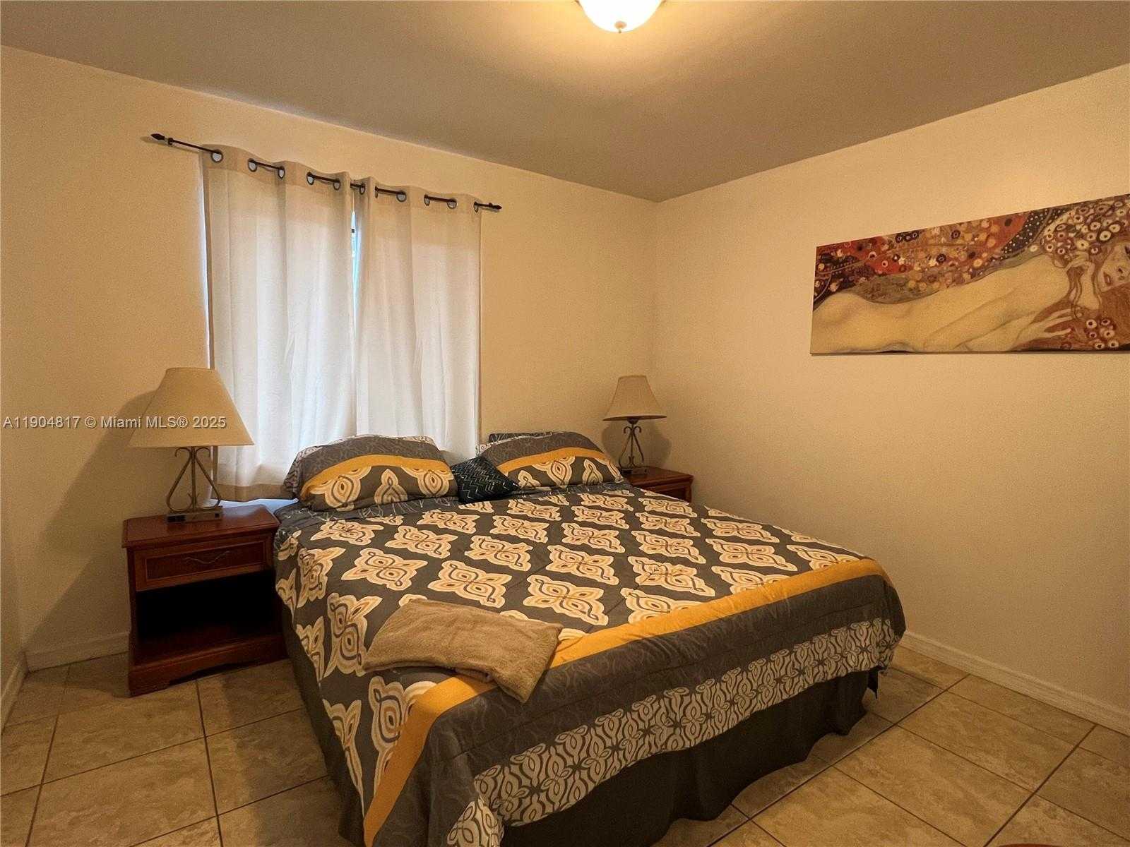 Small Image of Hollywood Number 7