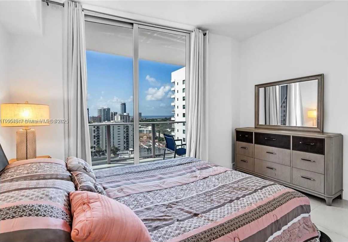 Small Image of Miami Number 3