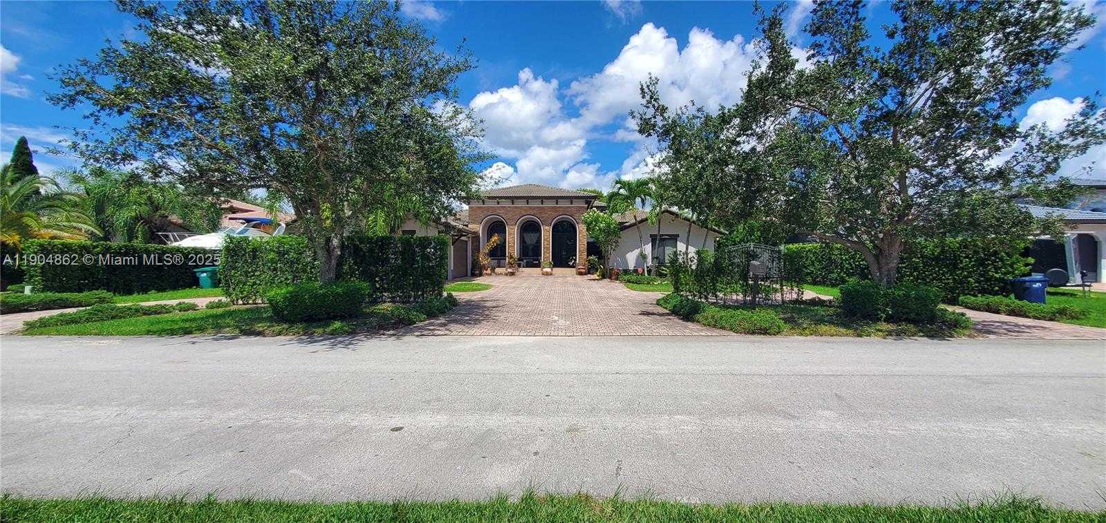 Small Image of 12965 SOUTH WEST 197TH ST, Miami Number 2