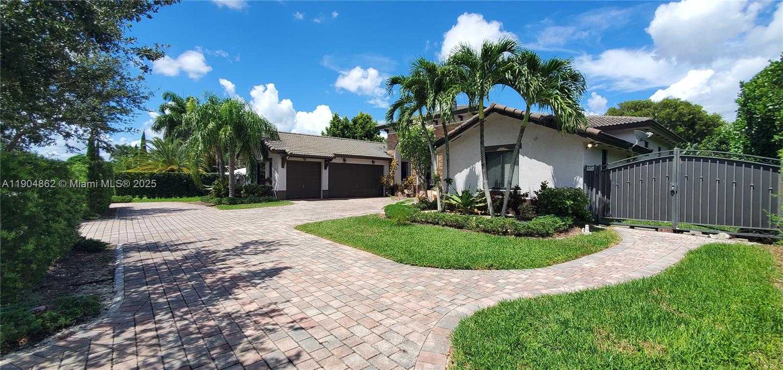 Small Image of 12965 SOUTH WEST 197TH ST, Miami Number 3