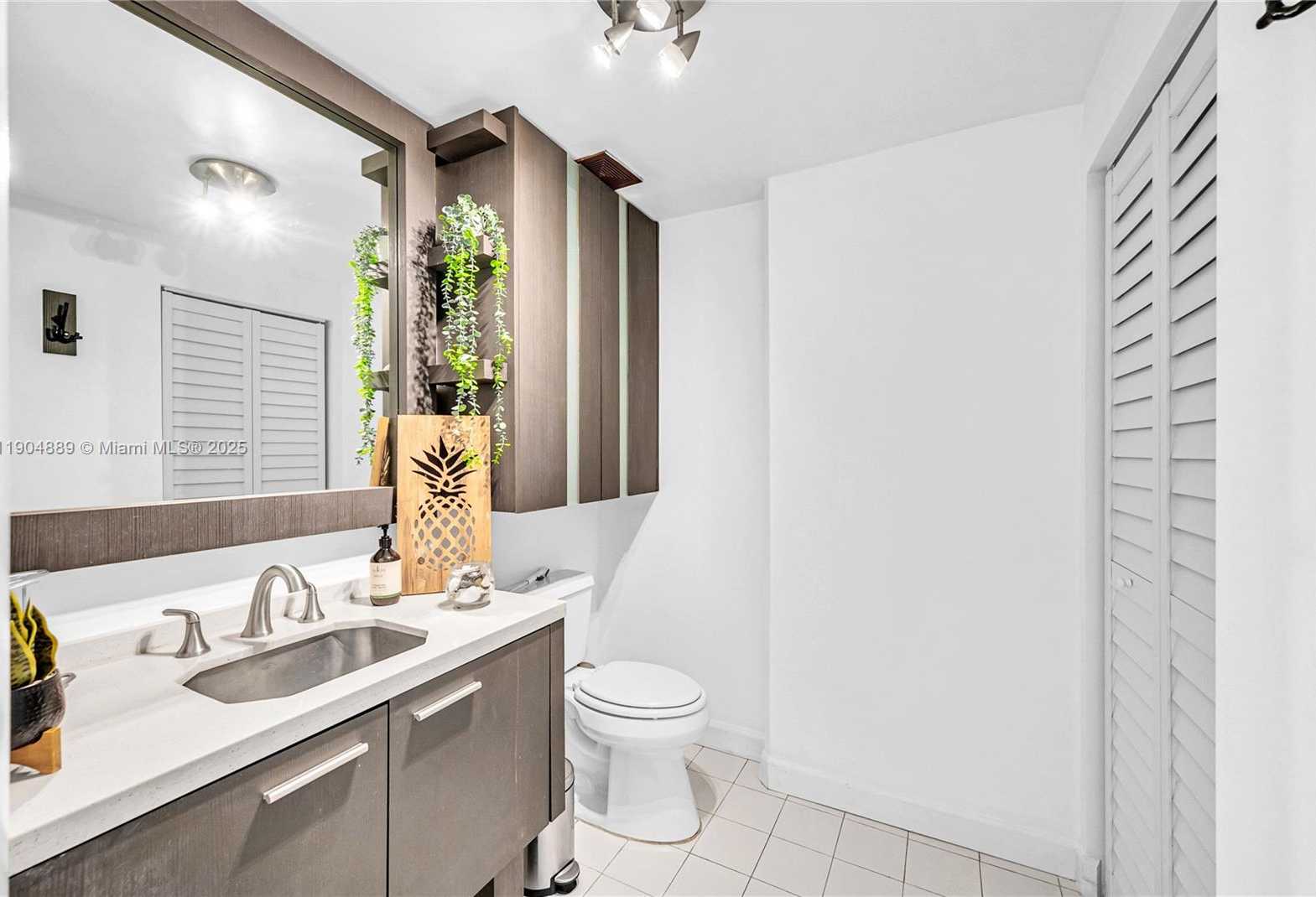 Small Image of 690 SOUTH WEST 1ST CT #1713, Miami Number 17