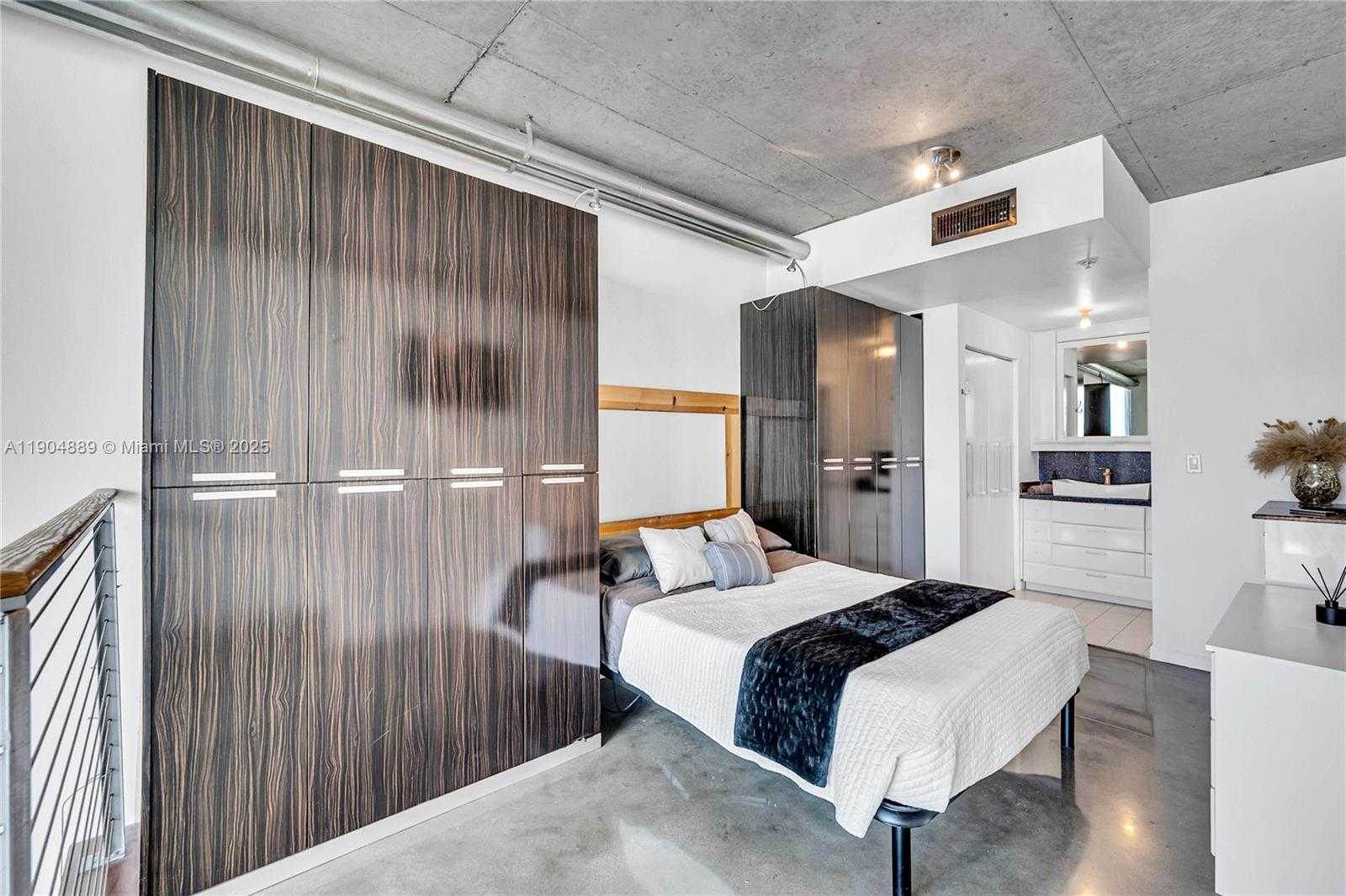 Small Image of 690 SOUTH WEST 1ST CT #1713, Miami Number 22