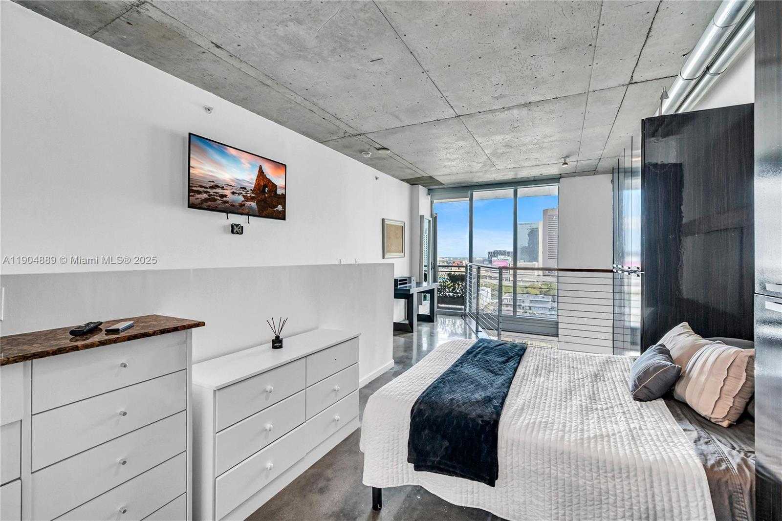 Small Image of 690 SOUTH WEST 1ST CT #1713, Miami Number 24