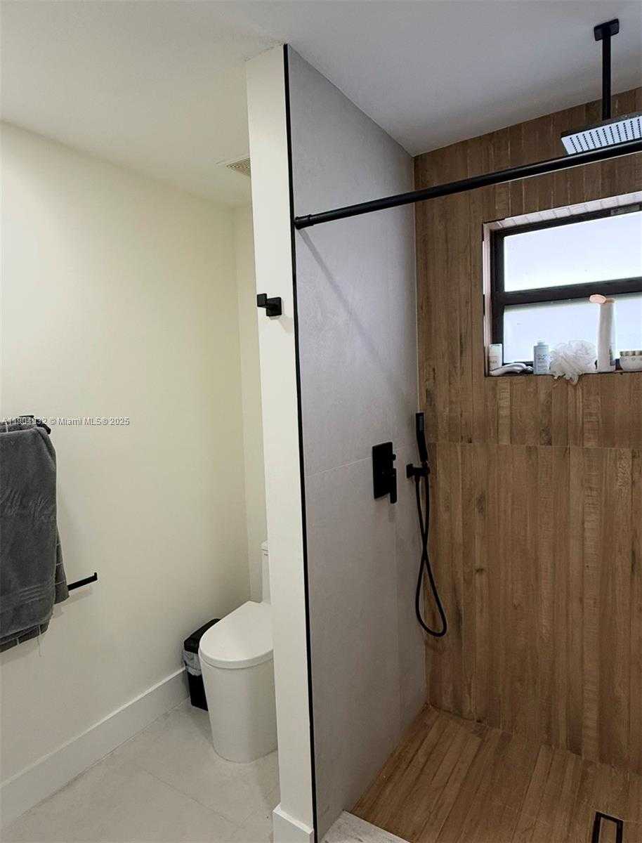 Small Image of 481 NORTH EAST 194TH TER #481, Miami Number 15