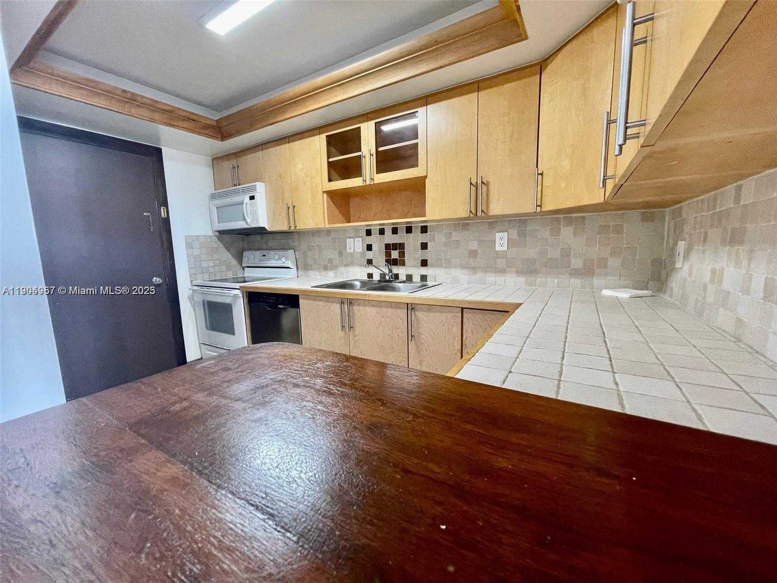 Small Image of 18071 BISCAYNE BLVD #1102, Aventura Number 11