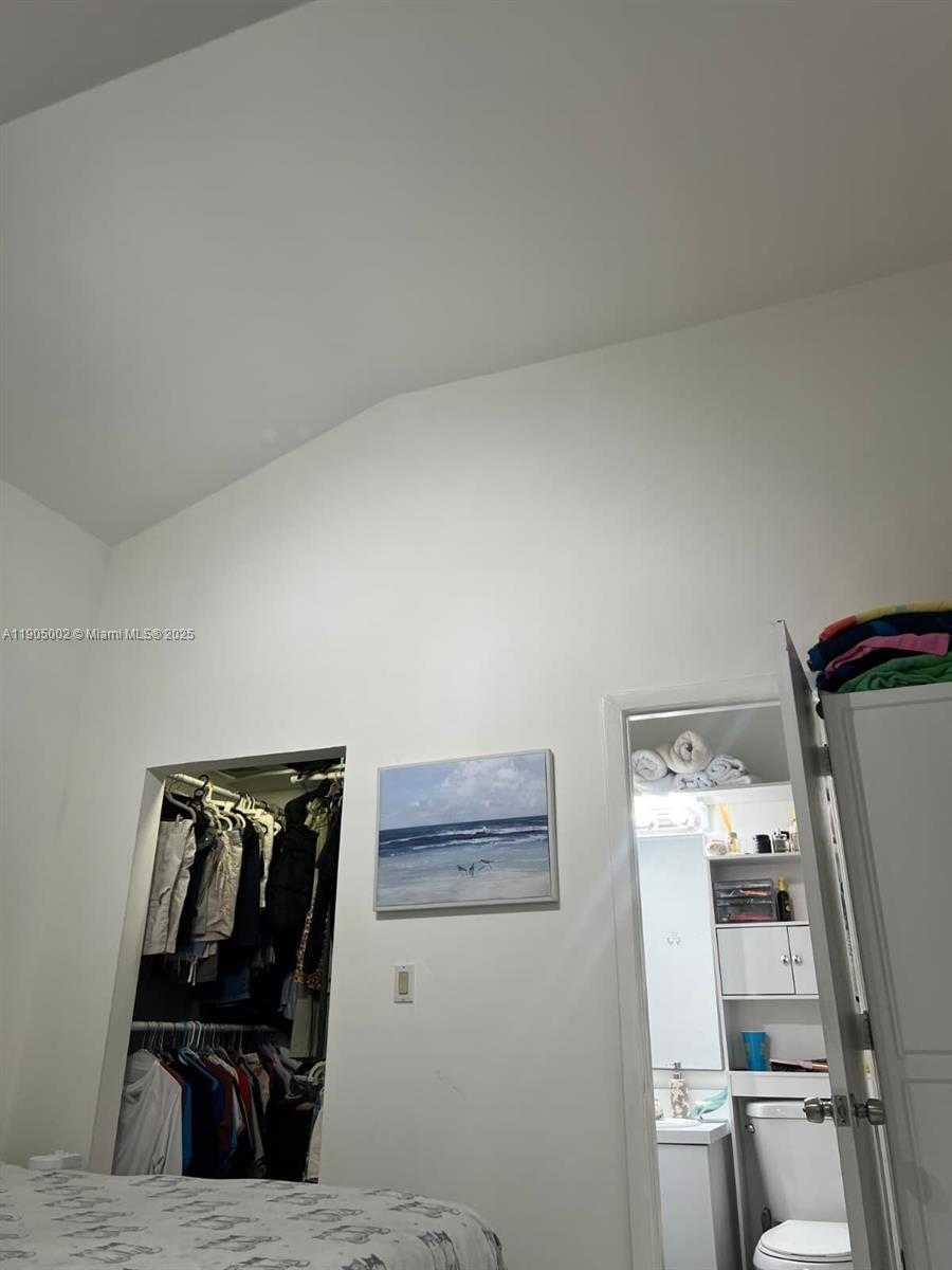 Small Image of 246 POINCIANA DR #504, Sunny Isles Beach Number 2