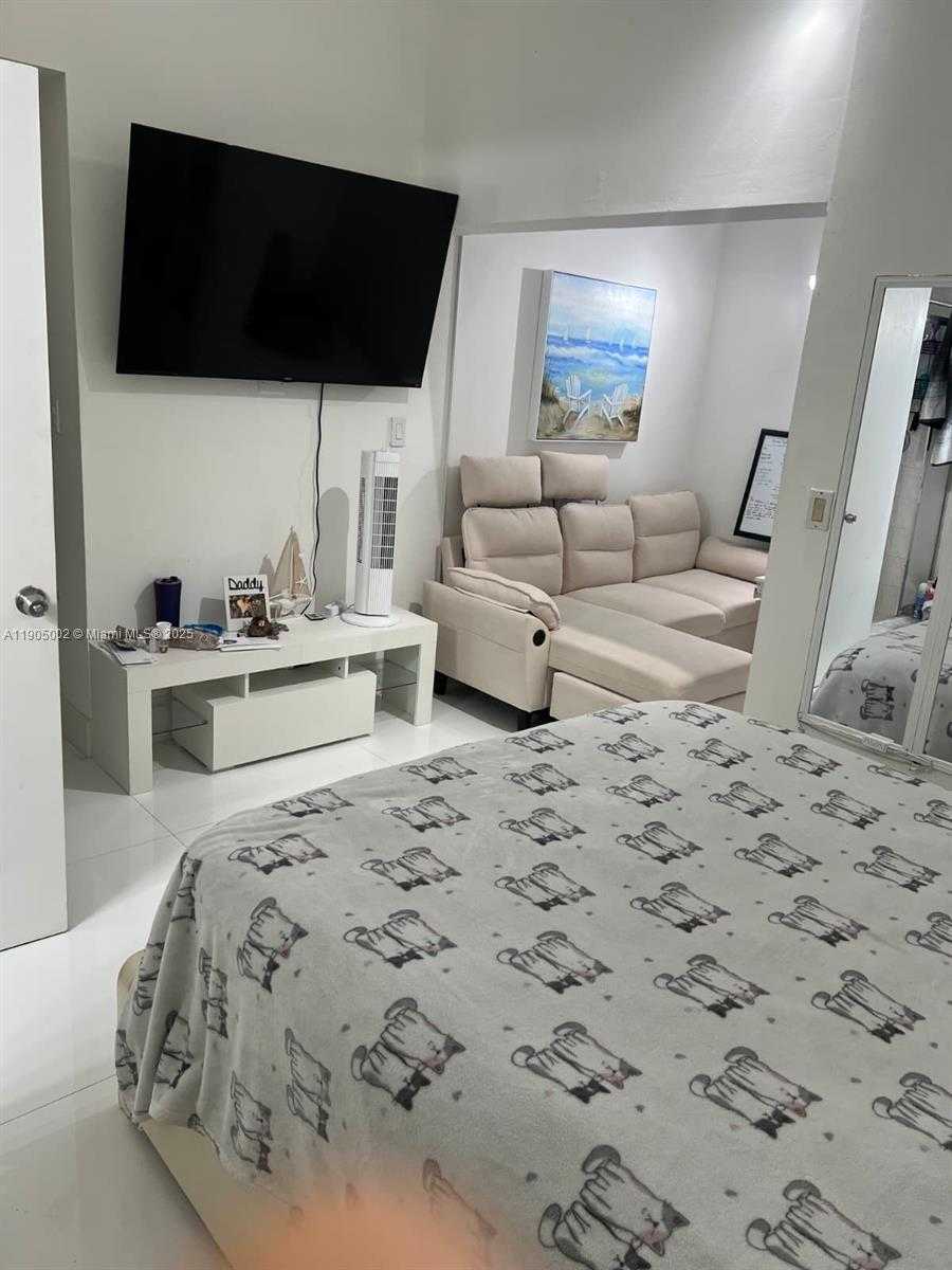 Small Image of 246 POINCIANA DR #504, Sunny Isles Beach Number 7