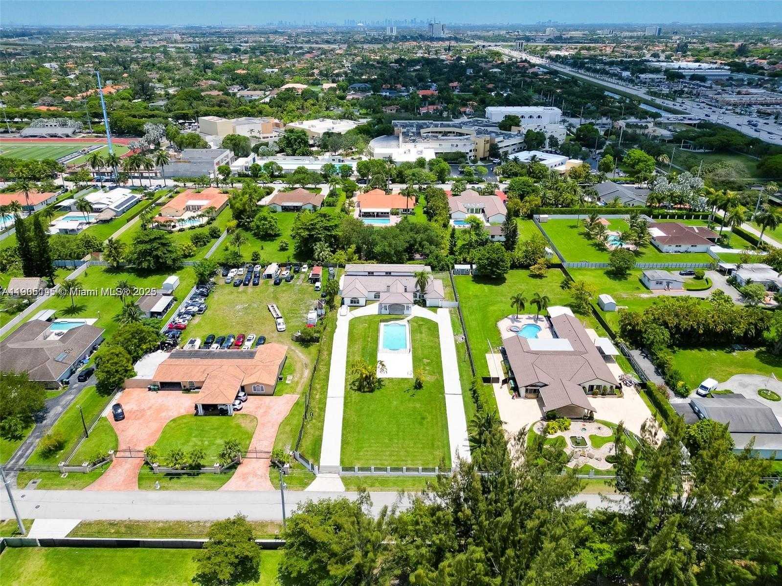 Small Image of 425 SOUTH WEST 129TH AVE, Miami Number 2