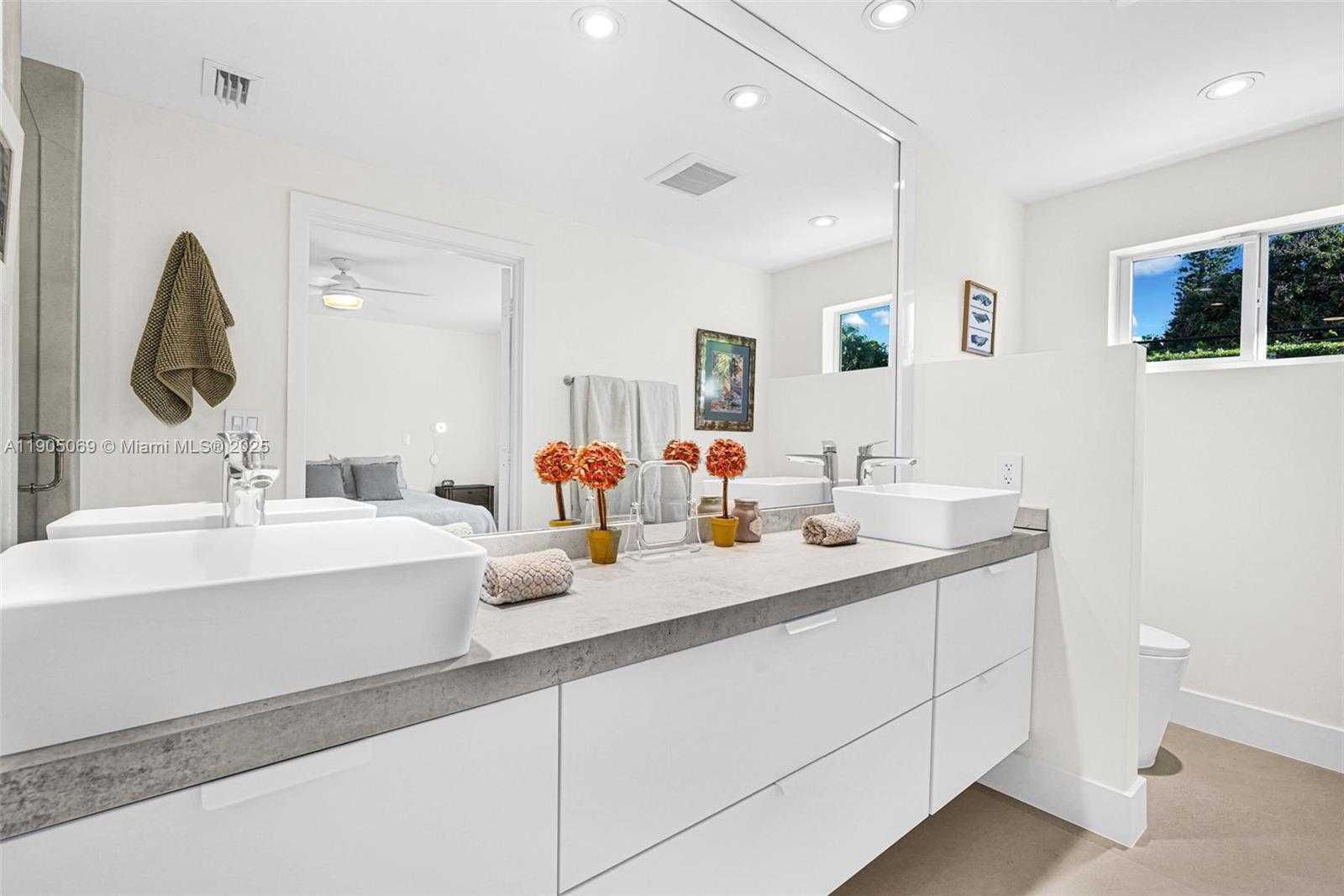 Small Image of 397 HARBOR CT, Key Biscayne Number 28