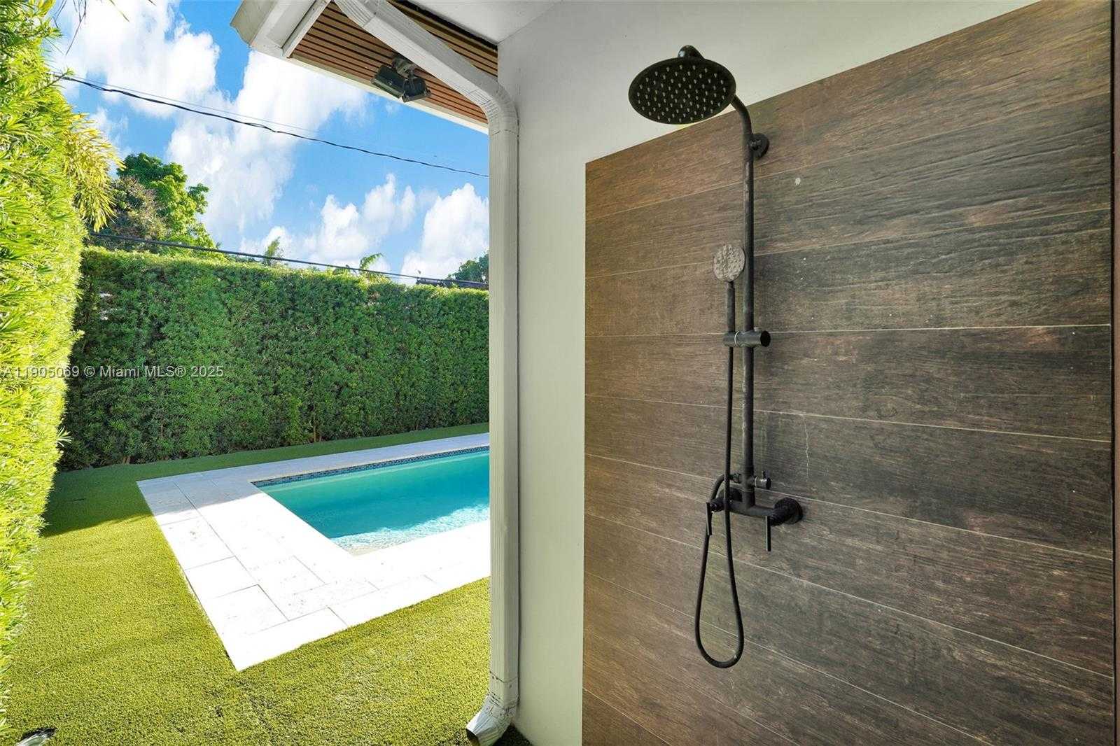 Small Image of 397 HARBOR CT, Key Biscayne Number 3