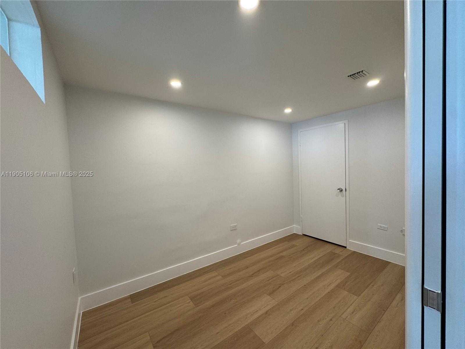 Small Image of 825 BRICKELL BAY DR #1549, Miami Number 12