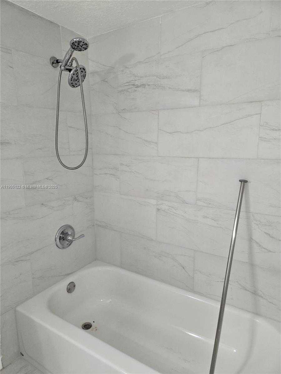 Small Image of 2730 WEST 76TH ST #201, Hialeah Number 7