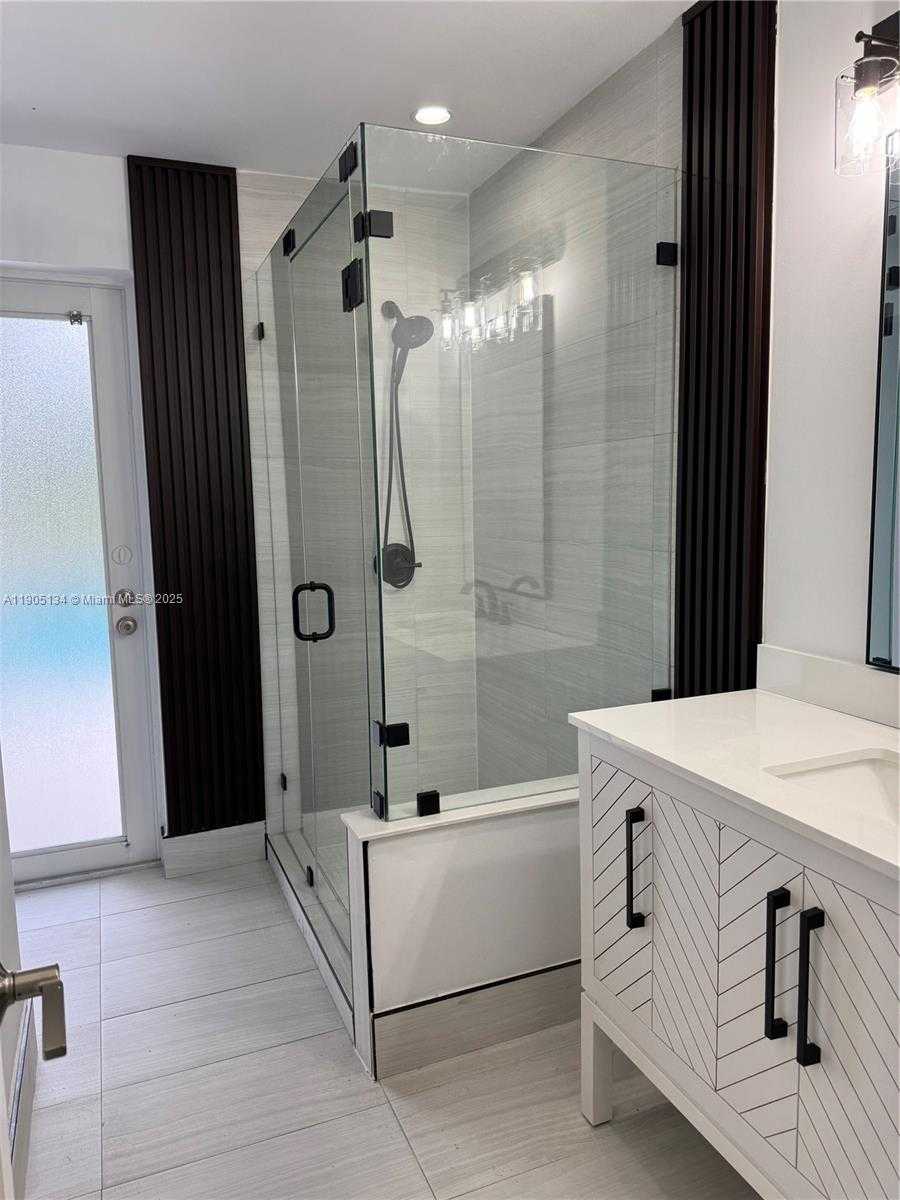 Small Image of 11811 NORTH WEST 5TH CT #11811, Plantation Number 12