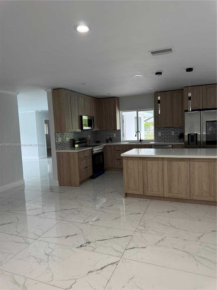 Small Image of 11811 NORTH WEST 5TH CT #11811, Plantation Number 5