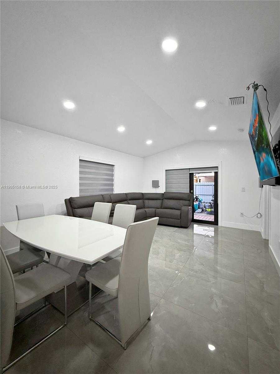 Small Image of 3558 WEST 72ND PL, Hialeah Number 11