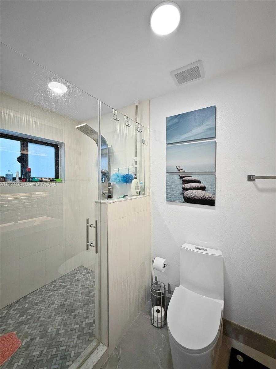 Small Image of 3558 WEST 72ND PL, Hialeah Number 12