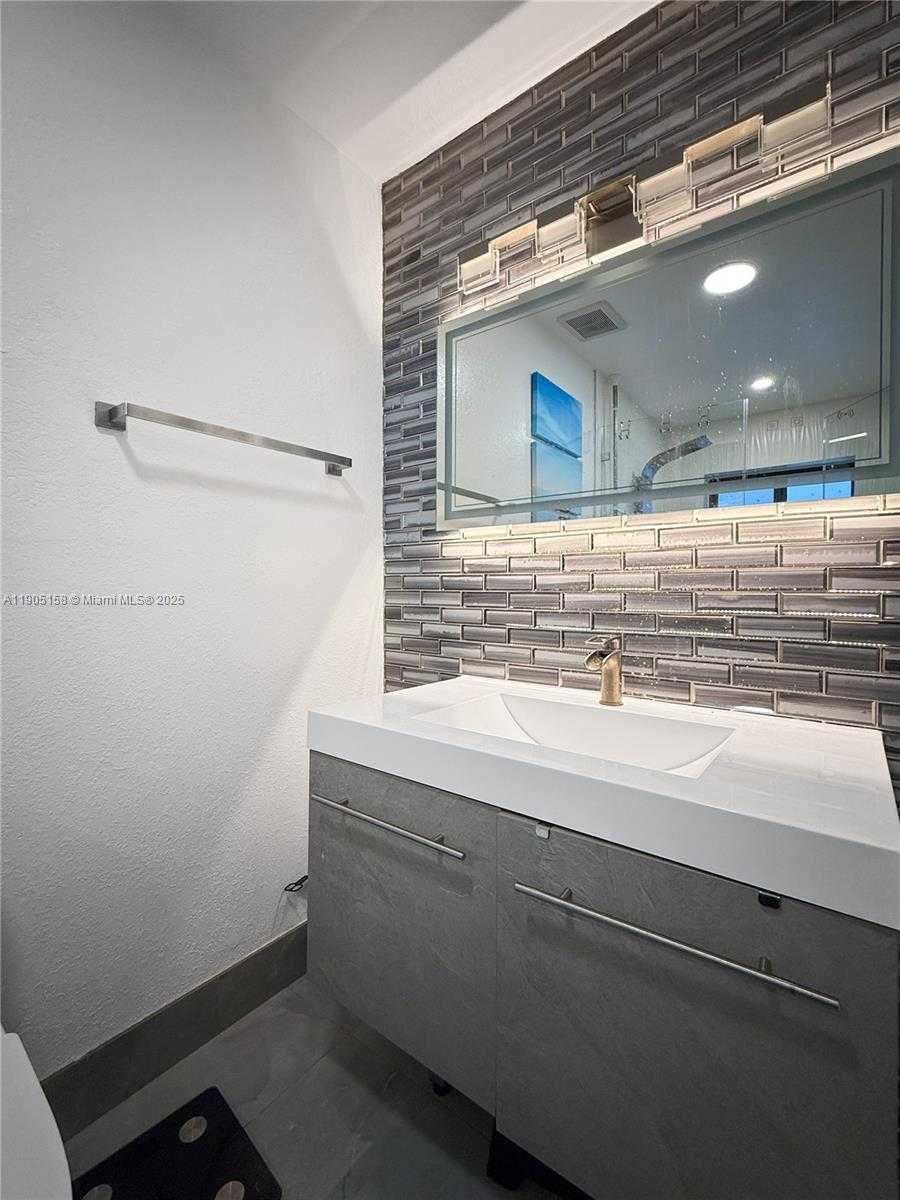 Small Image of 3558 WEST 72ND PL, Hialeah Number 14