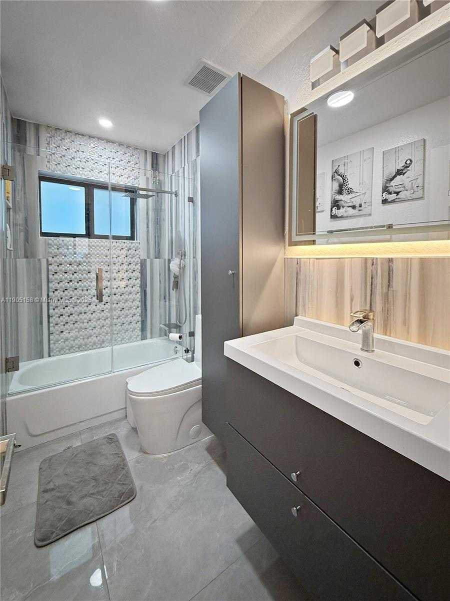 Small Image of 3558 WEST 72ND PL, Hialeah Number 4