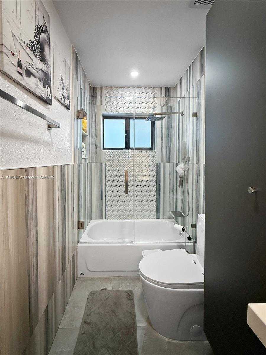 Small Image of 3558 WEST 72ND PL, Hialeah Number 5