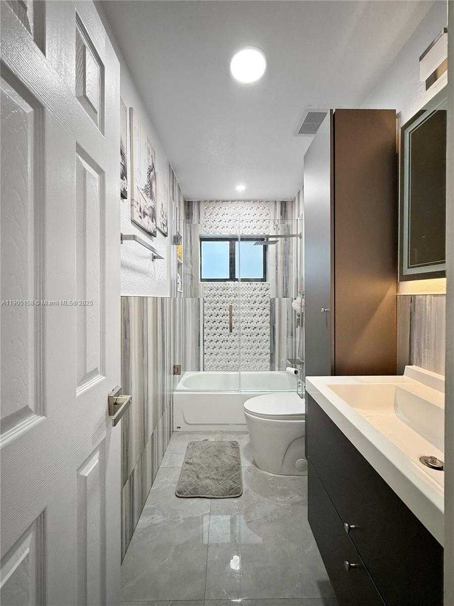 Small Image of 3558 WEST 72ND PL, Hialeah Number 6