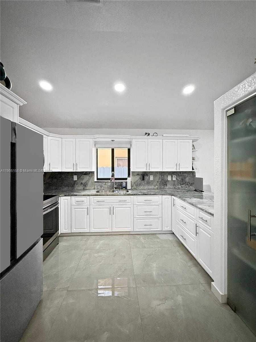 Small Image of 3558 WEST 72ND PL, Hialeah Number 7