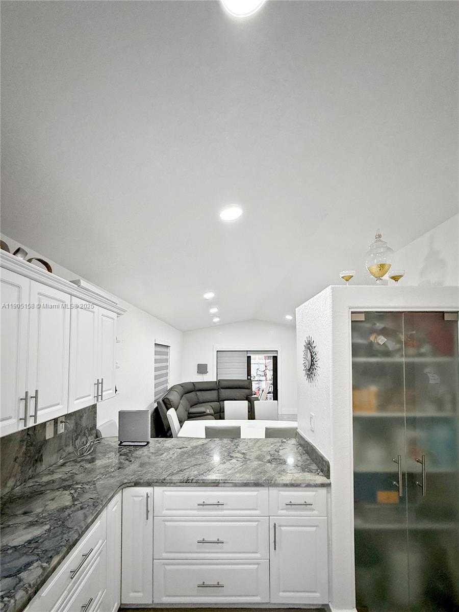 Small Image of 3558 WEST 72ND PL, Hialeah Number 9