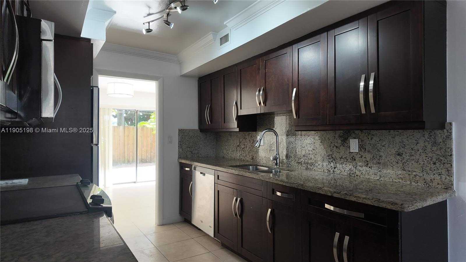 Small Image of 3326 FARRAGUT ST #6F, Hollywood Number 13