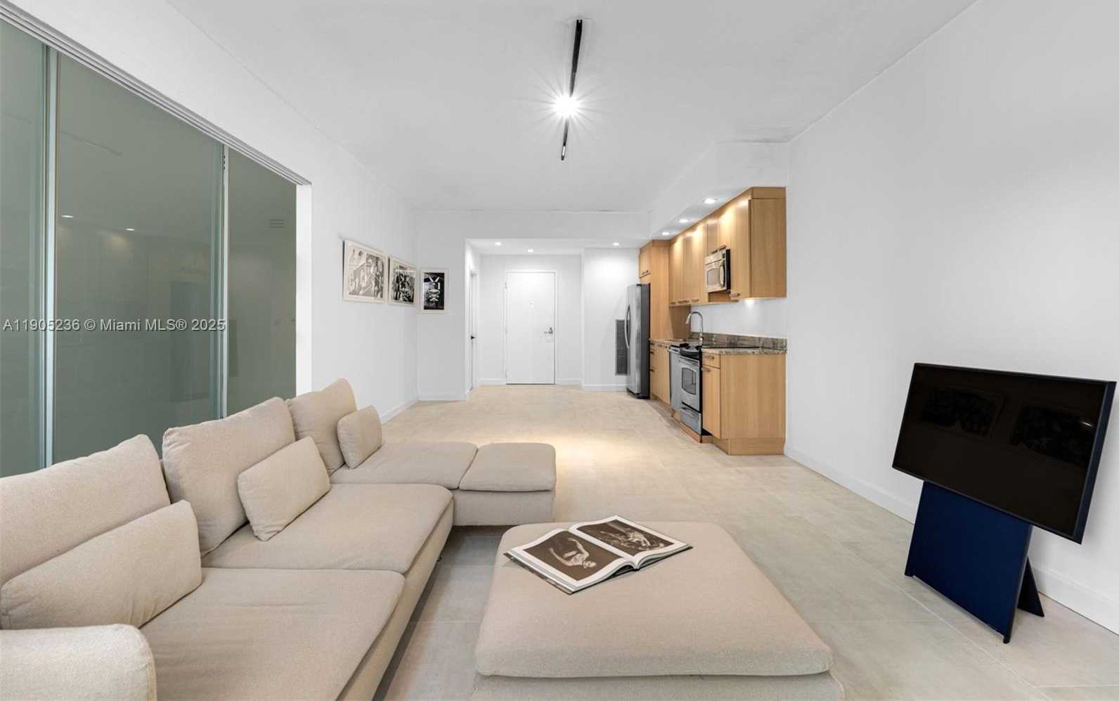 Small Image of 2001 MERIDIAN AVE #327, Miami Beach Number 3