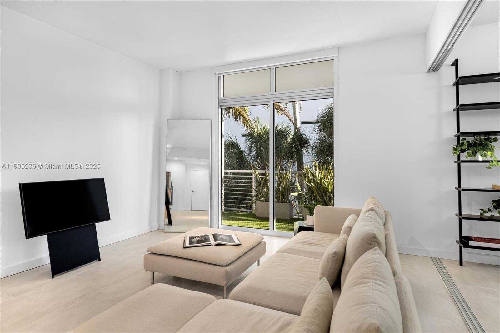 Small Image of 2001 MERIDIAN AVE #327, Miami Beach Number 4