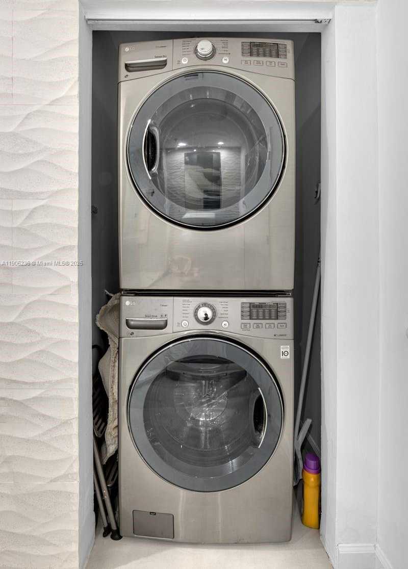 Small Image of 2001 MERIDIAN AVE #327, Miami Beach Number 9