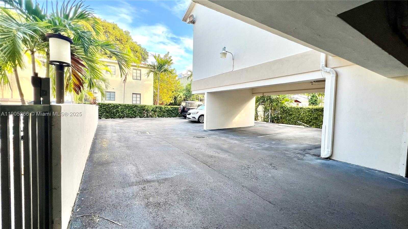 Small Image of 234 ANTIQUERA AVE #12, Coral Gables Number 14