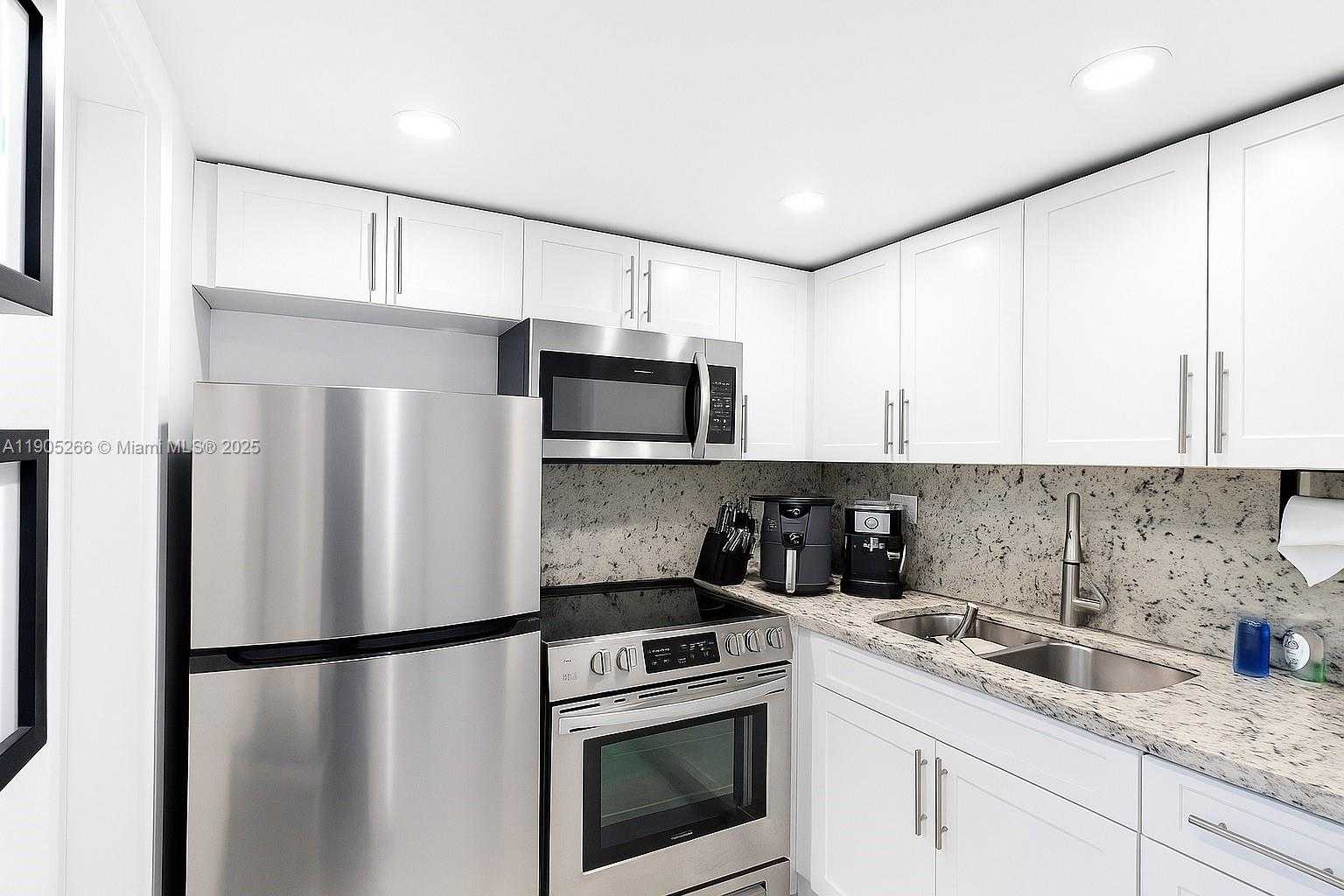 Small Image of 234 ANTIQUERA AVE #12, Coral Gables Number 3