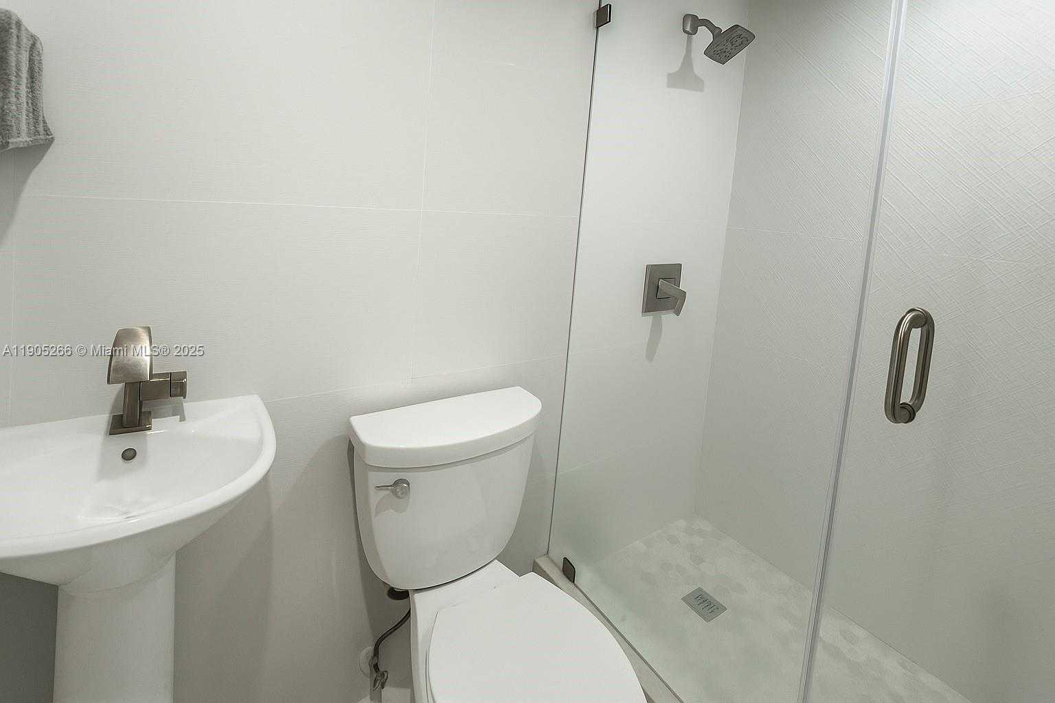 Small Image of 234 ANTIQUERA AVE #12, Coral Gables Number 6