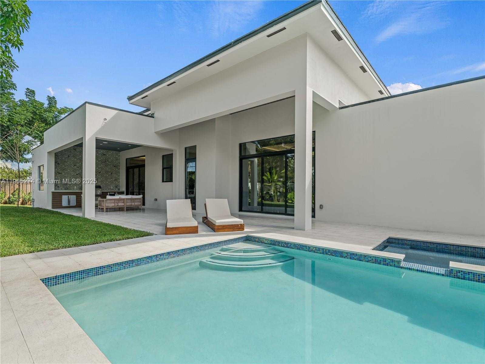 Small Image of 543 NORTH EAST 109TH ST, Miami Number 4