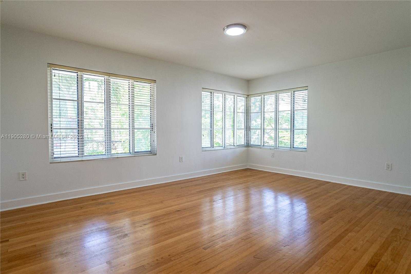 Small Image of 2425 FLAMINGO PL #7, Miami Beach Number 2