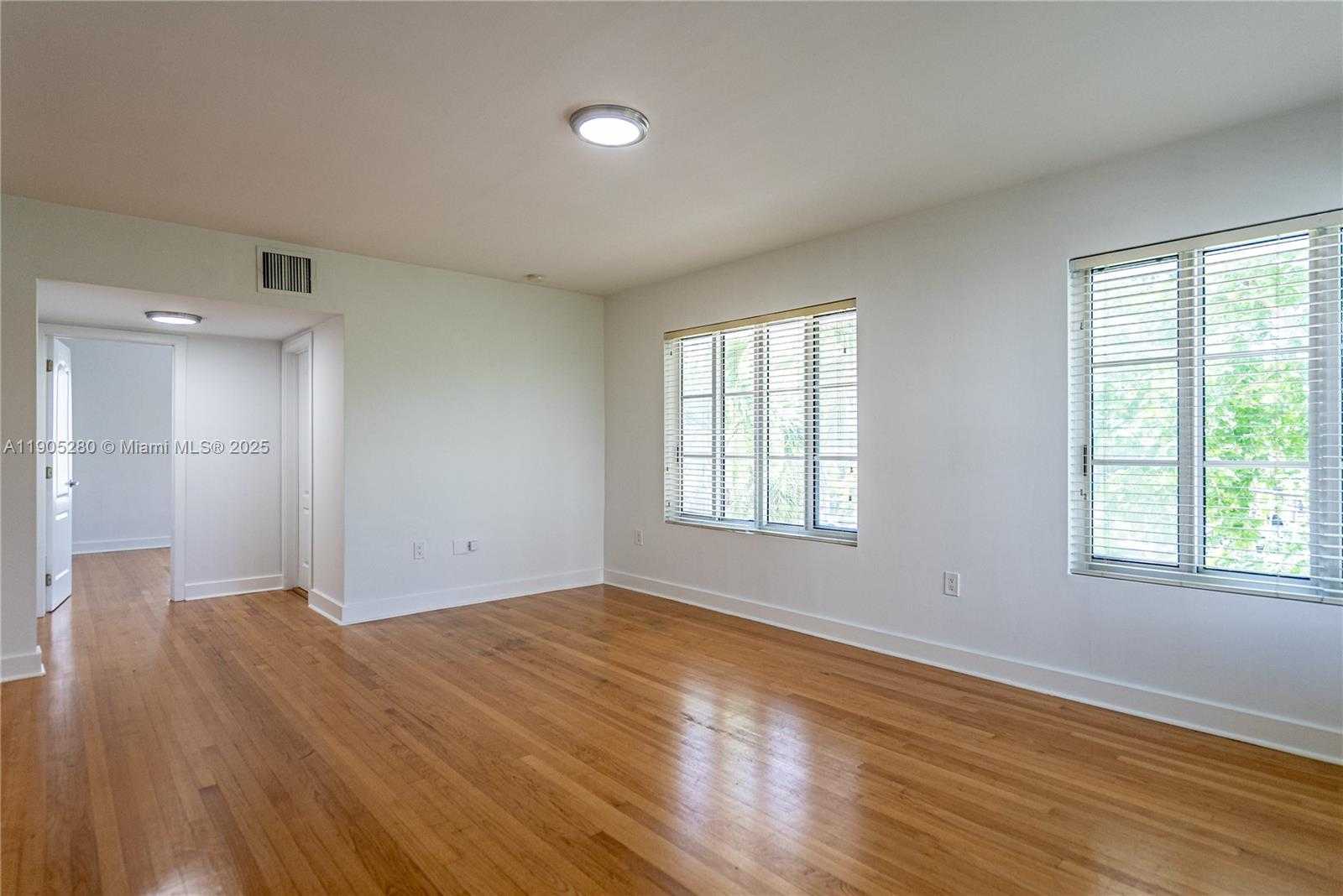 Small Image of 2425 FLAMINGO PL #7, Miami Beach Number 3