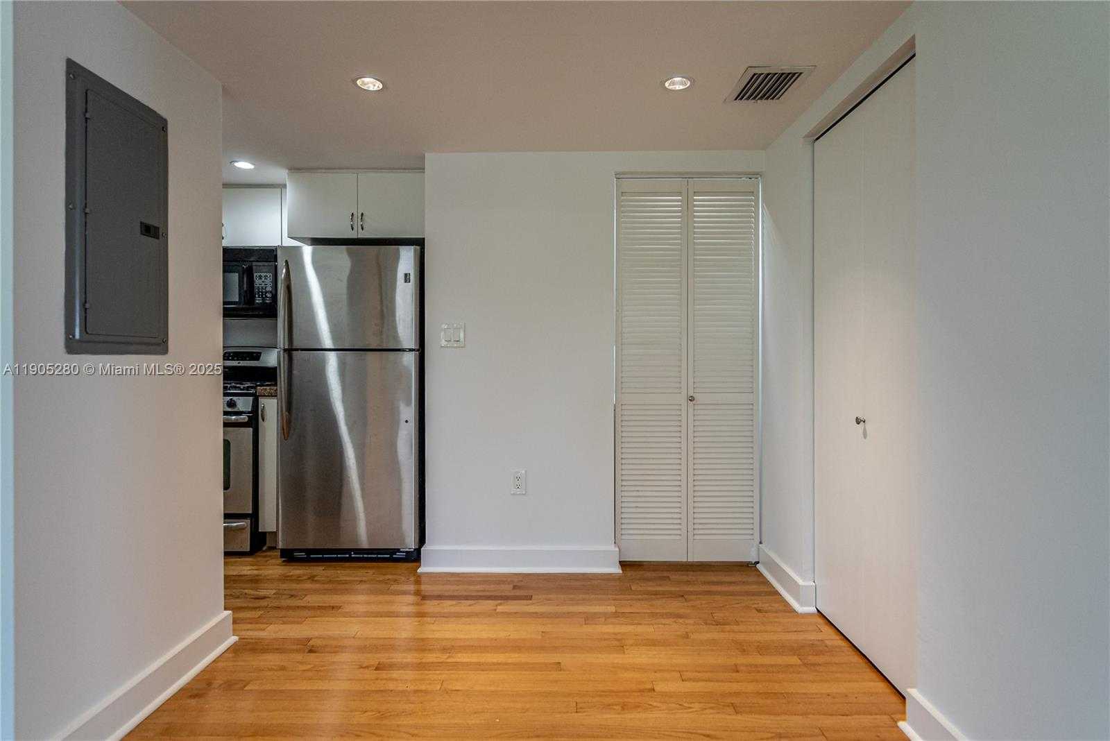 Small Image of 2425 FLAMINGO PL #7, Miami Beach Number 6