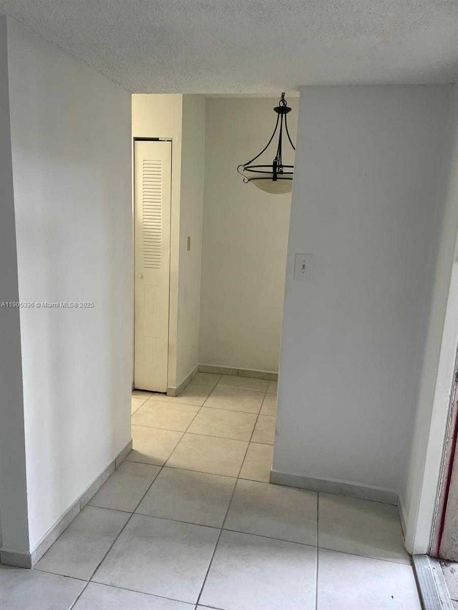 Small Image of 13942 SOUTH WEST 91ST TER #13942, Miami Number 4