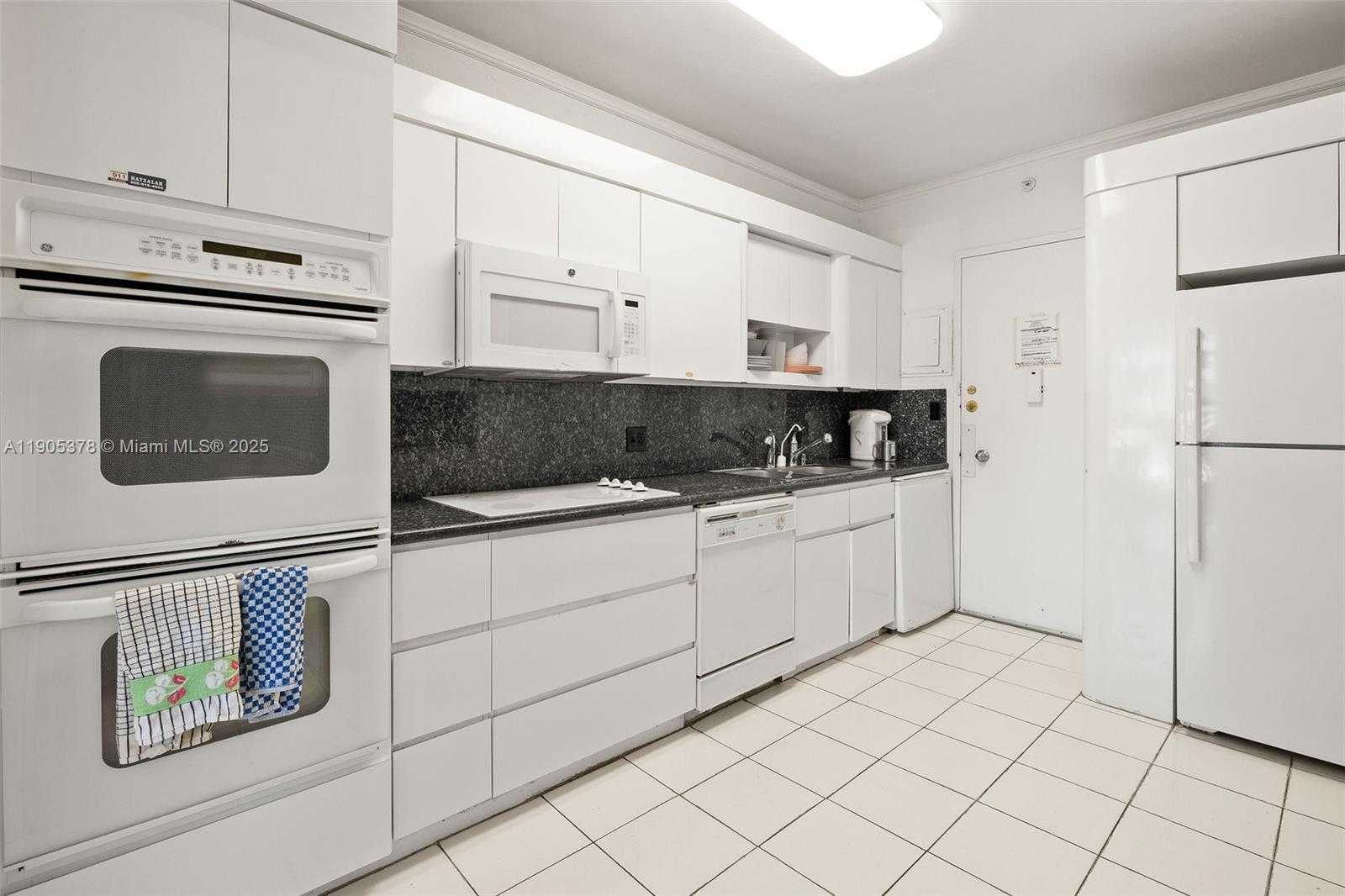 Small Image of 5055 COLLINS AVE #2J, Miami Beach Number 6