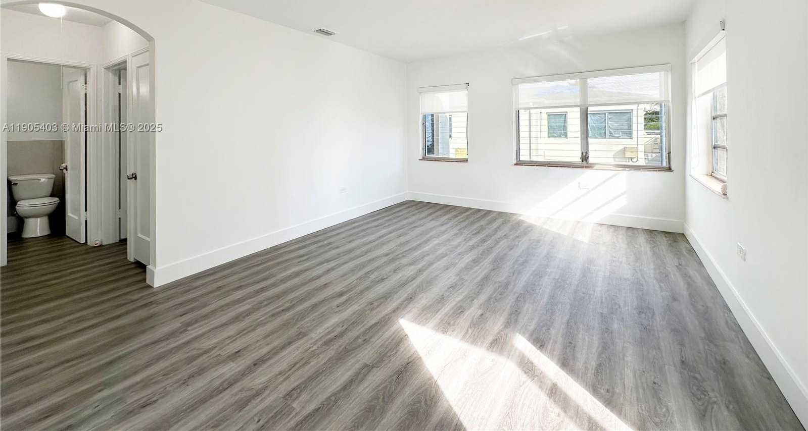 Small Image of 1920 BIARRITZ DR #4, Miami Beach Number 1