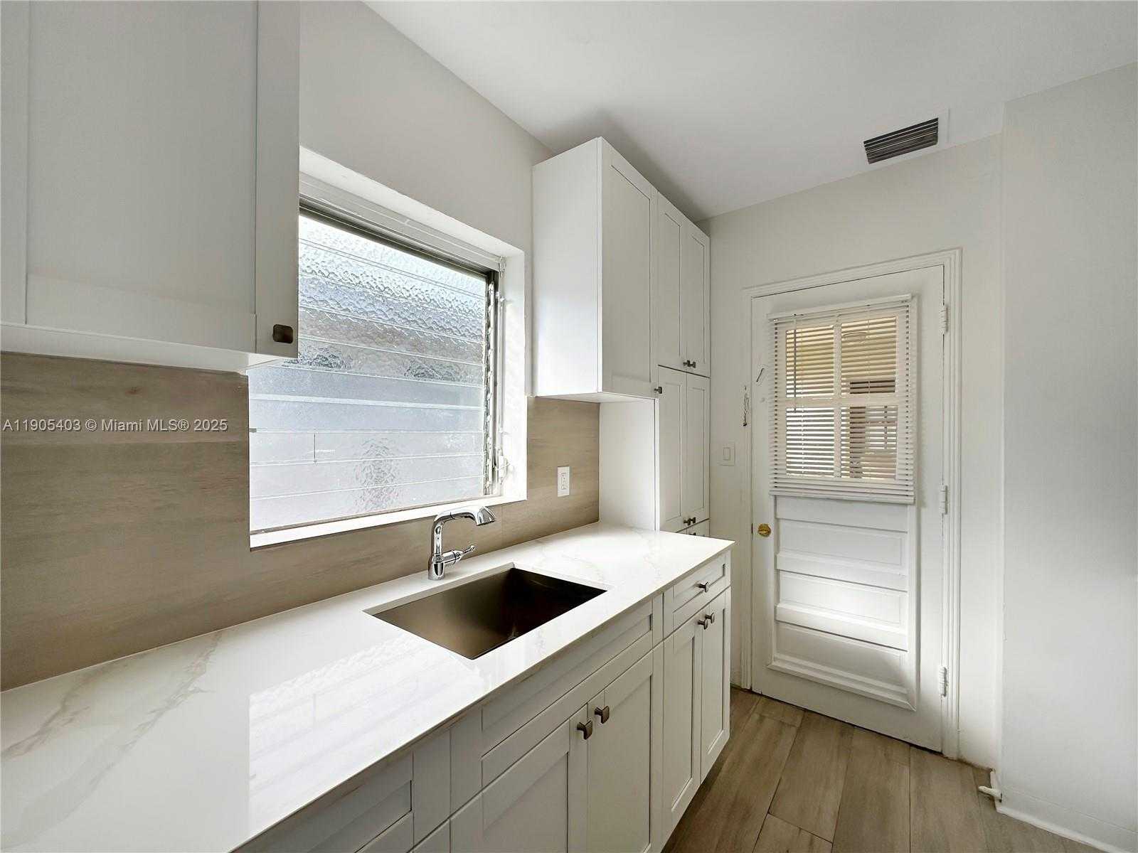 Small Image of 1920 BIARRITZ DR #4, Miami Beach Number 10