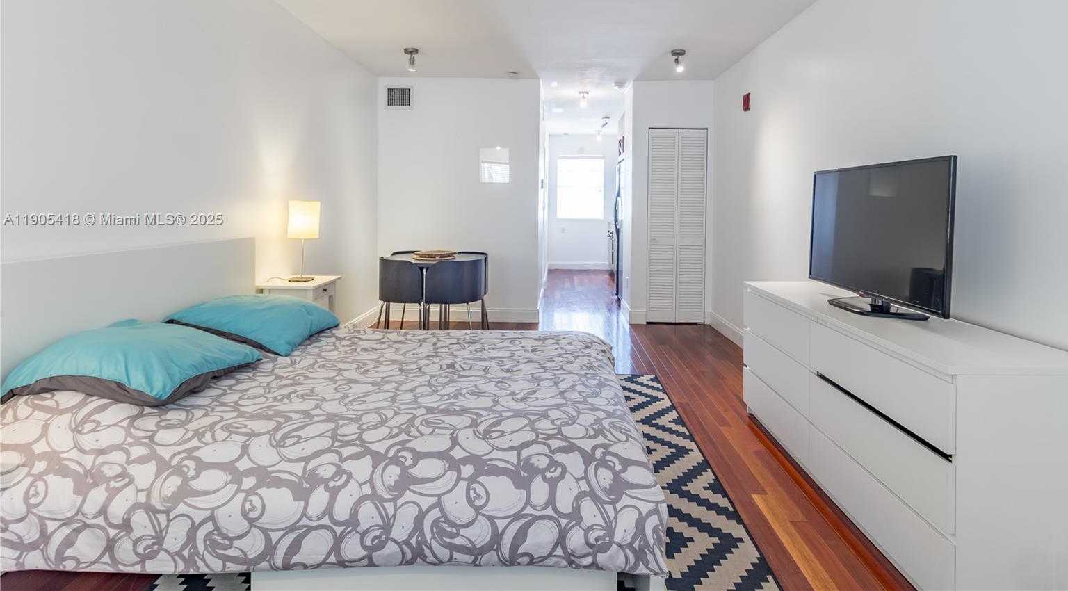 Small Image of 1340 DREXEL AVE #403, Miami Beach Number 3