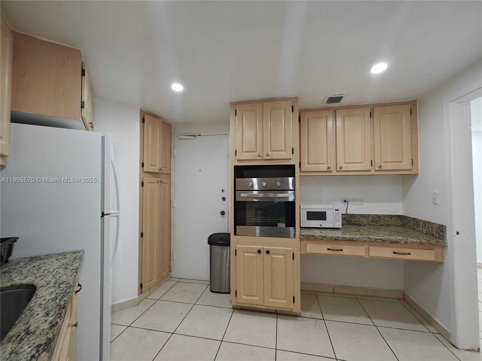 Small Image of 905 BRICKELL BAY DR #1127, Miami Number 4