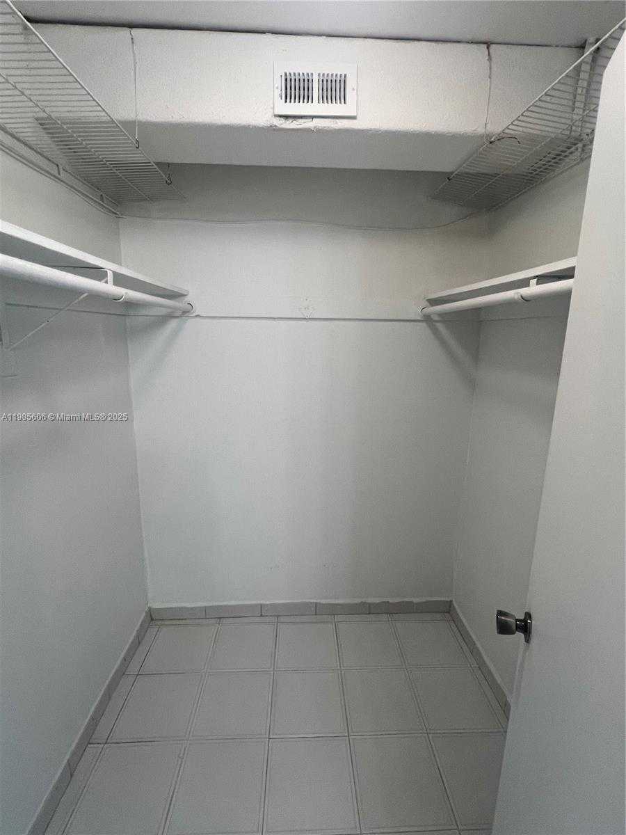 Small Image of 401 OCEAN DR #322, Miami Beach Number 7