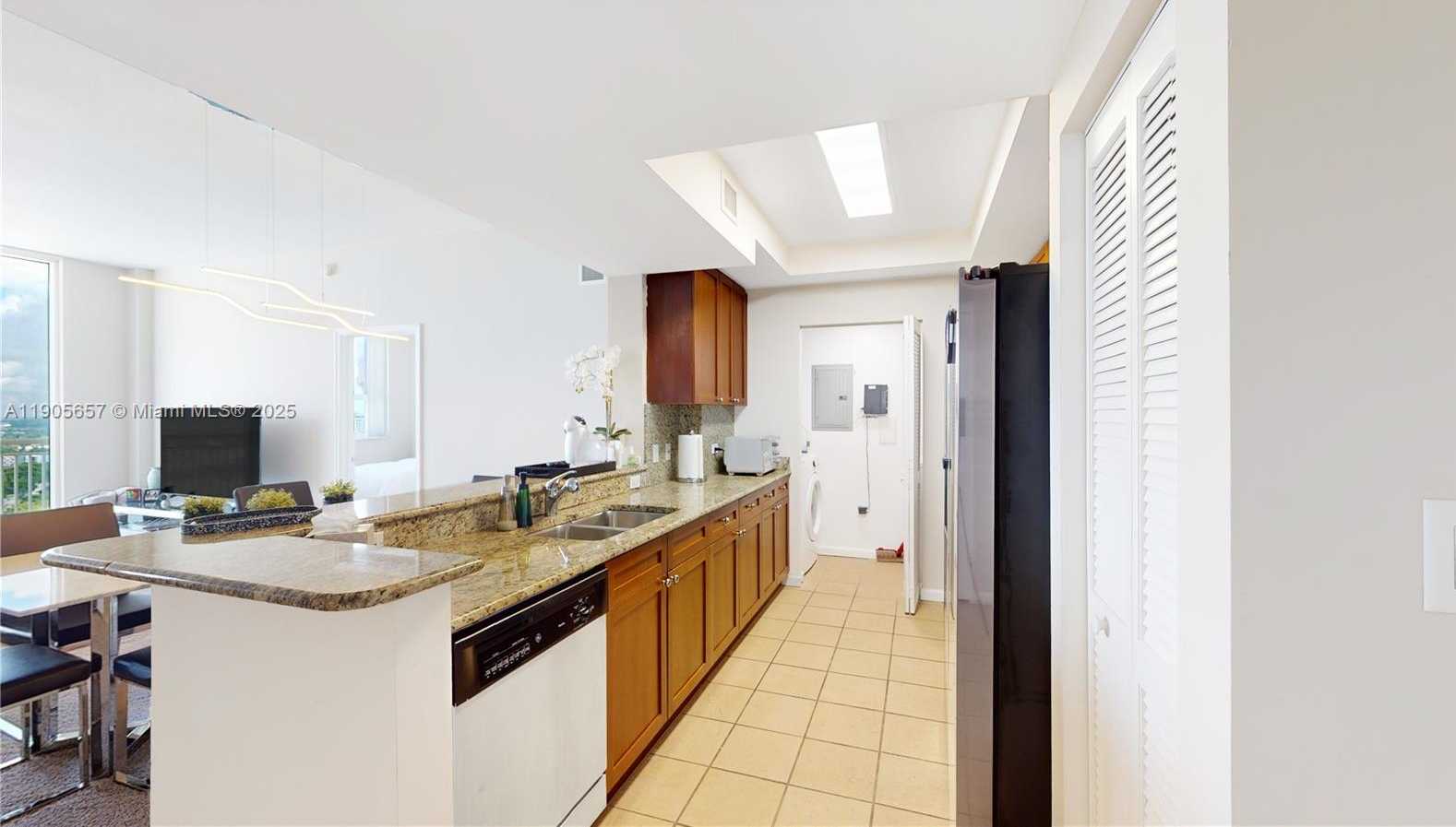 Small Image of 19501 WEST COUNTRY CLUB DR #PH-10, Aventura Number 4