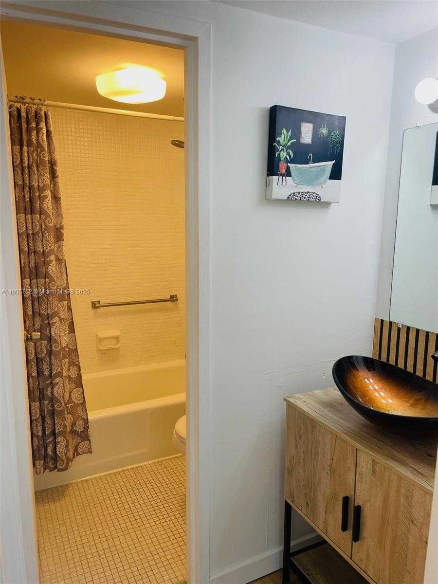 Small Image of 2899 COLLINS AVE #648, Miami Beach Number 17