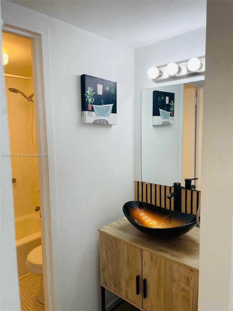 Small Image of 2899 COLLINS AVE #648, Miami Beach Number 18