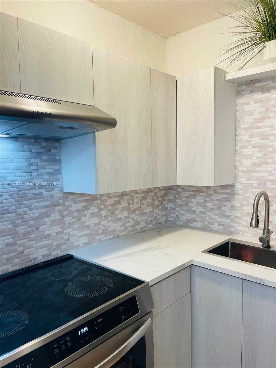 Small Image of 2899 COLLINS AVE #648, Miami Beach Number 4