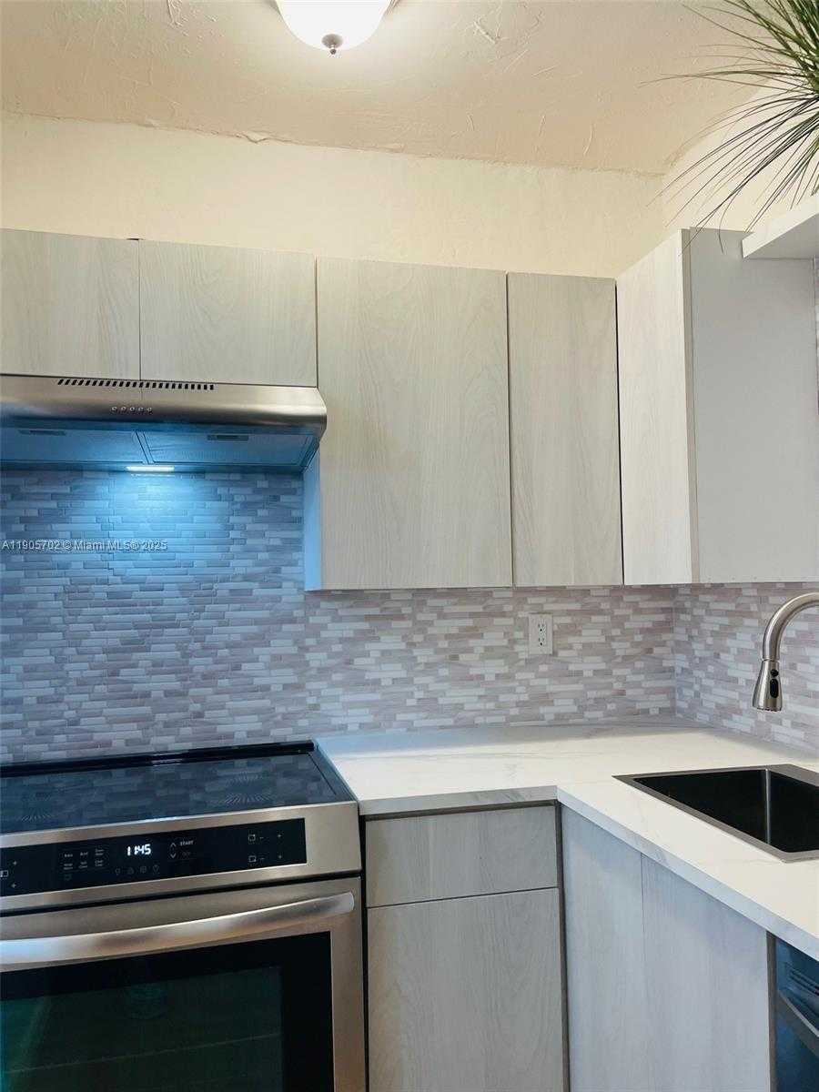 Small Image of 2899 COLLINS AVE #648, Miami Beach Number 7