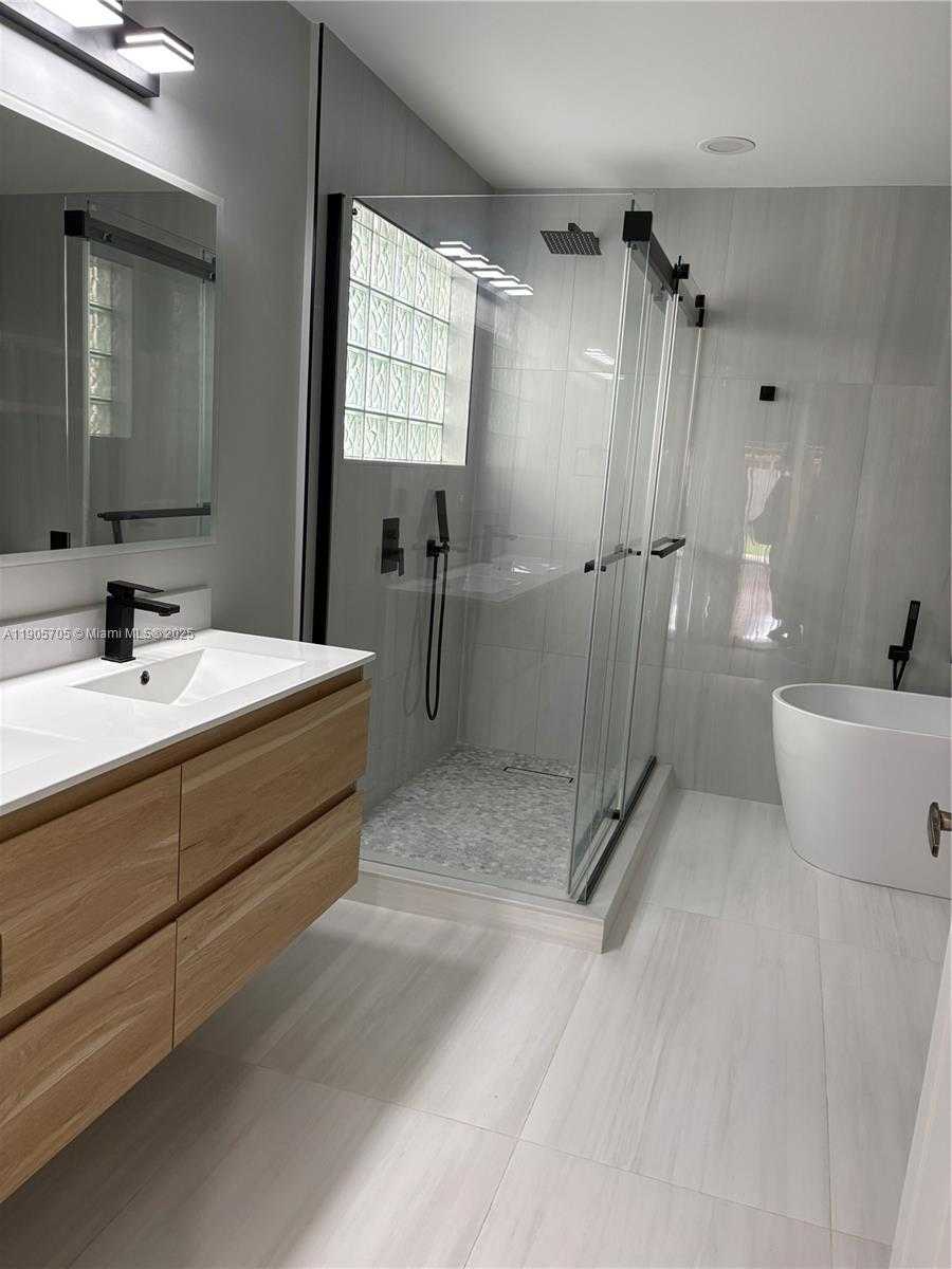 Small Image of 10572 NORTH WEST 51ST TER, Doral Number 25